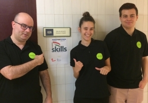 El profesor Gorka García con nuestros alumnos Janire Andrés e Imanol Domínguez El profesor Gorka García con nuestros alumnos Janire Andrés e Imanol Domínguez